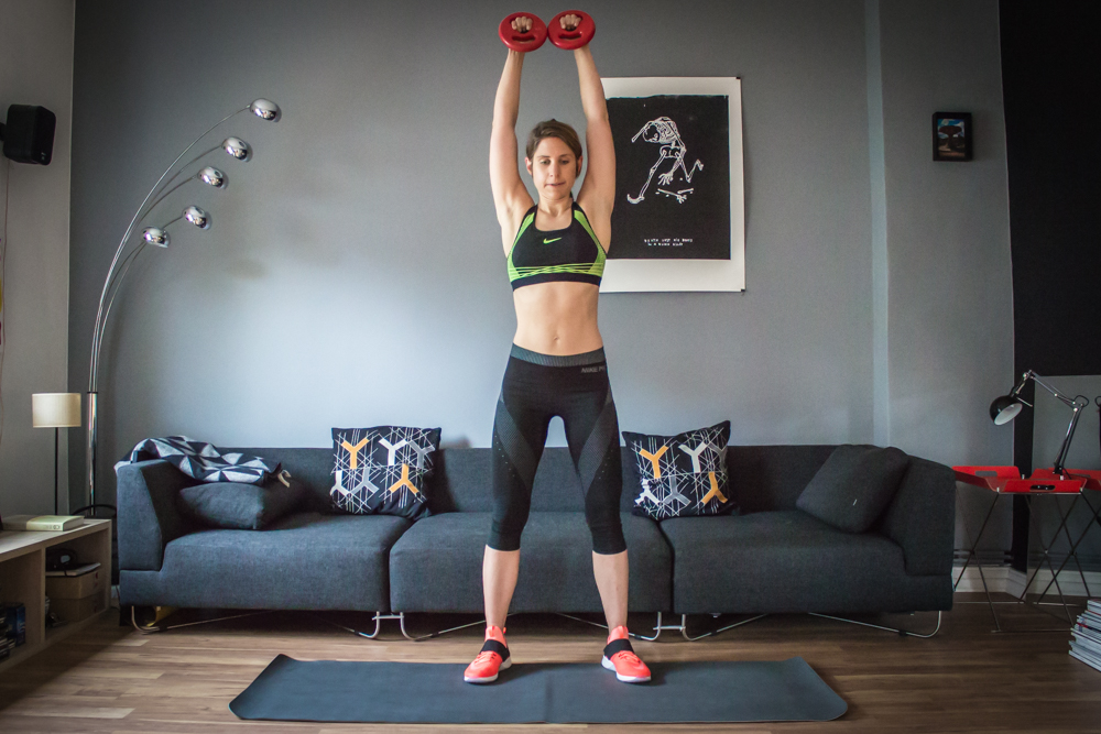 HIIT Übung 1 - Squat mit Schulterpresse - HIIT Workout Plan