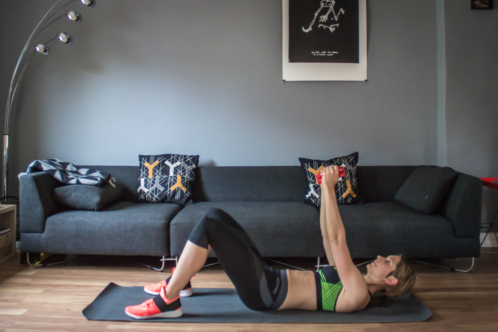 Crunches mit Hantel oder Medizinball - HIIT Workout Trainingsplan
