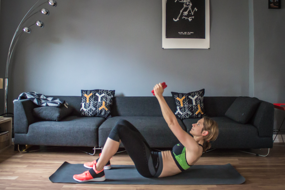 Crunches mit Hantel oder Medizinball - HIIT Workout Trainingsplan