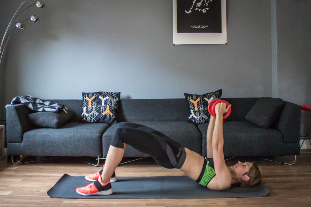 Hüftheben mit Trizeps Curls am Boden - HIIT Übung