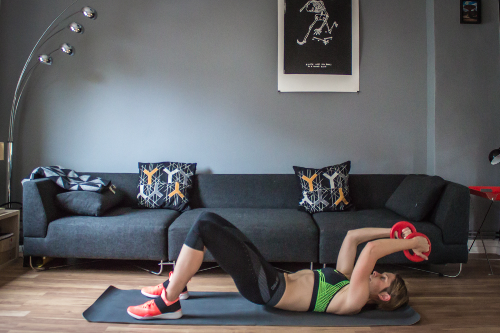 Hüftheben mit Trizeps Curls am Boden - HIIT Übung