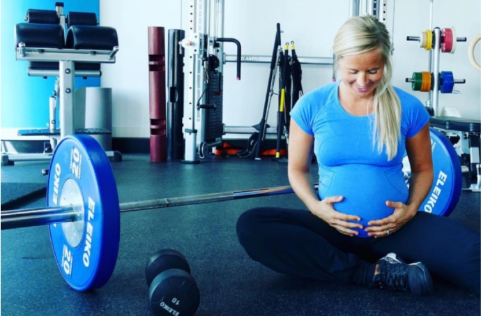 Sport in der Schwangerschaft - Darf man Krafttraining mit Babybauch machen?