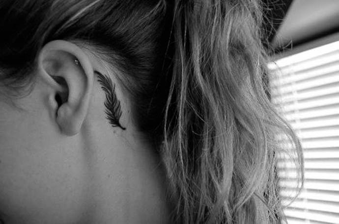 Mini Tattoos hinterm Ohr
