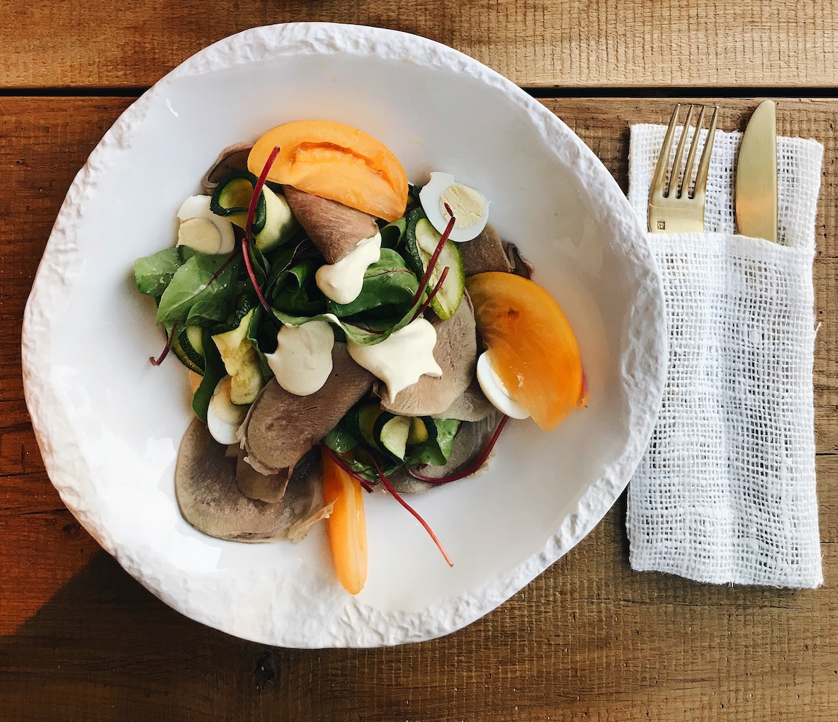 Low Carb Mittagessen: Salat mit Schinken-Pfirsichen