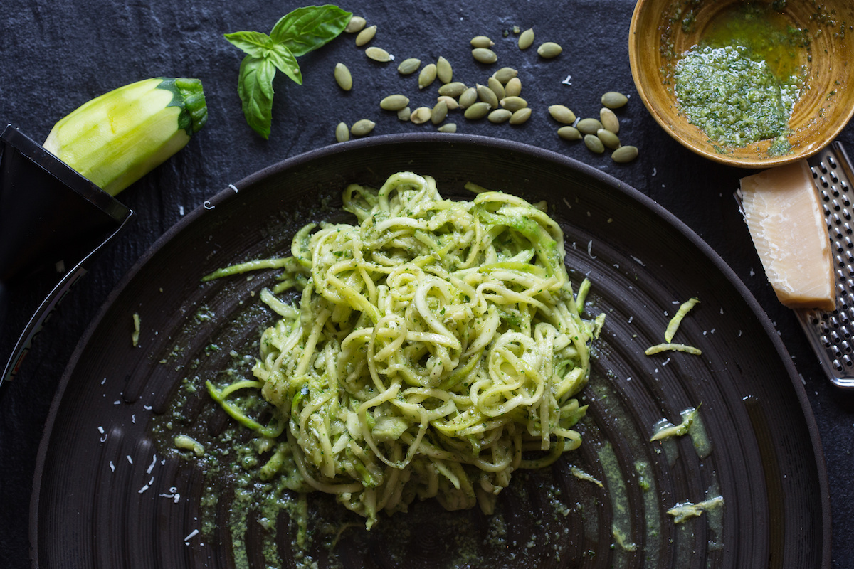 Low Carb Abendessen: Zucchini Nudeln mit Pesto Rezept