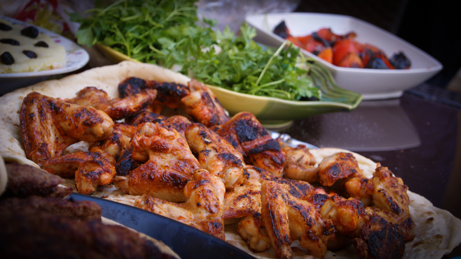 Chicken Wings mit Salat - perfektes ketogenes Abendessen