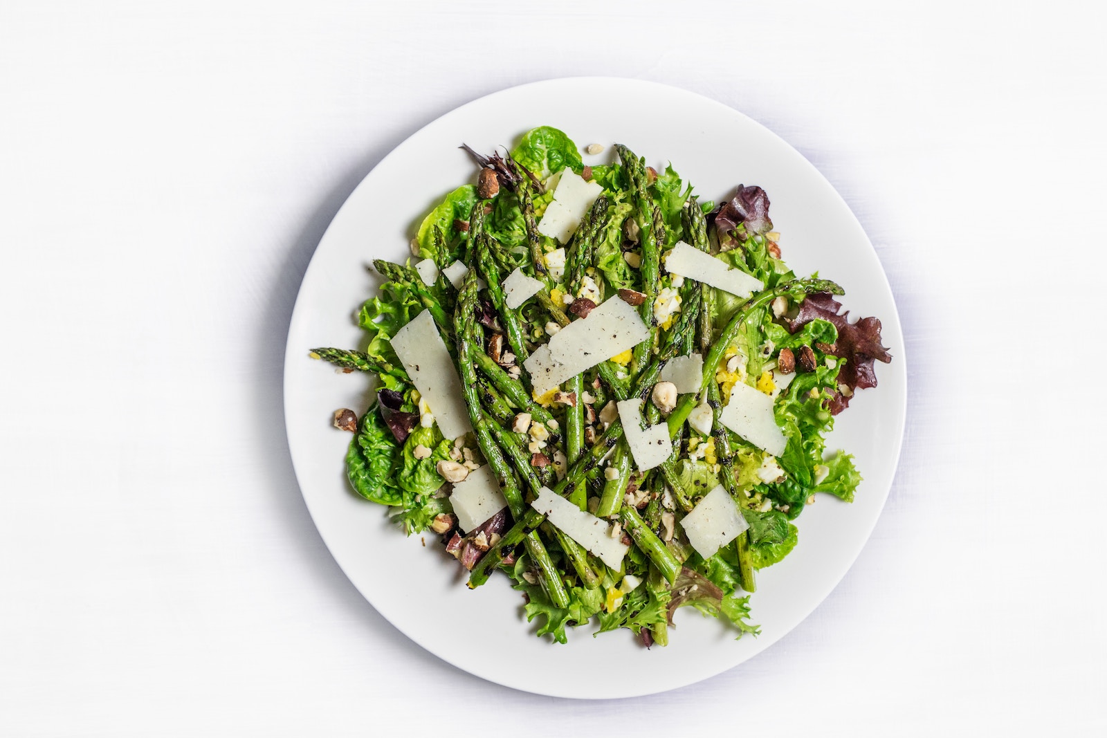 Spargel & Sauerkraut oder als grüner Spargelsalat ist ein toller Snack für die ketogene Diät