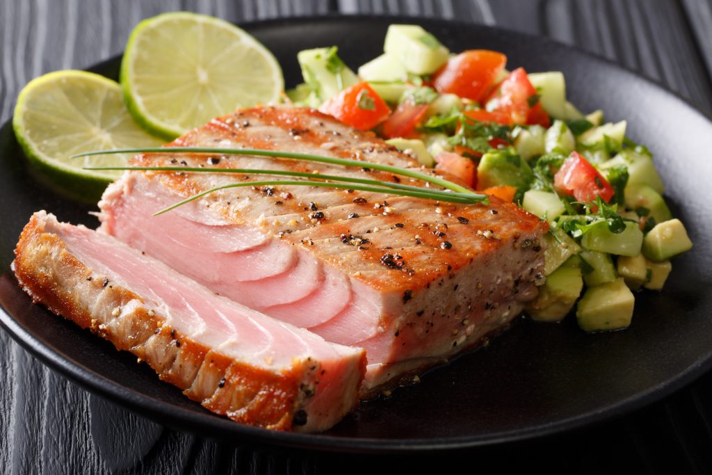  Keto-Tuna-Steak-an-Avocado-Salsa-und-roter-Paprika