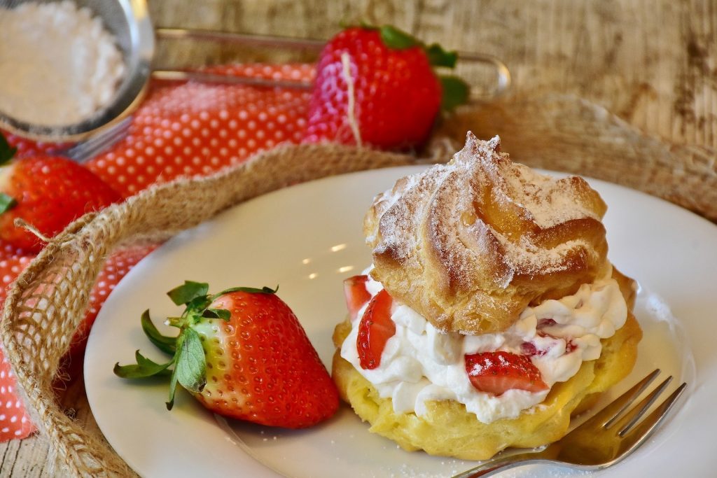 Leichter Keto Erdbeer-Kuchen
