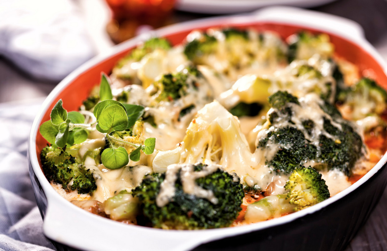 Keto Brokkoli Auflauf - ketogene Rezepte · STRONG Magazine