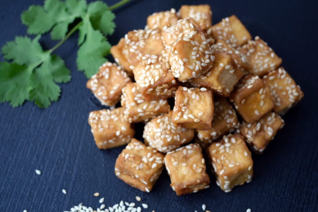 Tofu - vielseitiger Proteinlieferant aus Sojabohnen! (proteinreiche Lebensmittel)